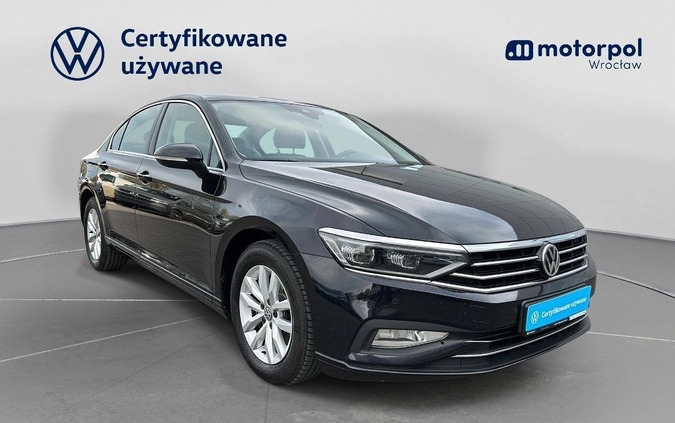 Volkswagen Passat cena 92900 przebieg: 129436, rok produkcji 2020 z Józefów małe 781